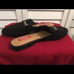 Black flat loafer w/gold bar